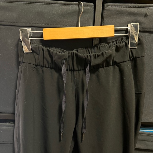 Lululemon Black 7/8 Mid-Rise On The Fly Pant - Picture 5 of 6